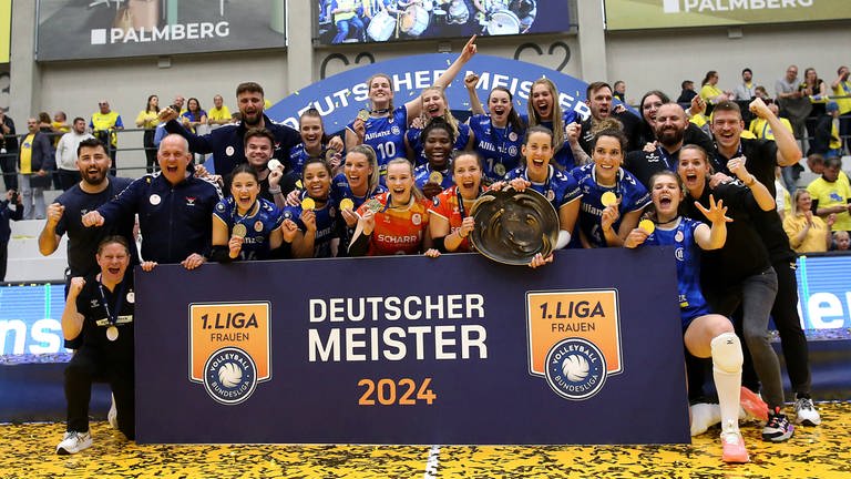Allianz MTV Stuttgart feiert den Gewinn des Deutschen Volleyball Meister