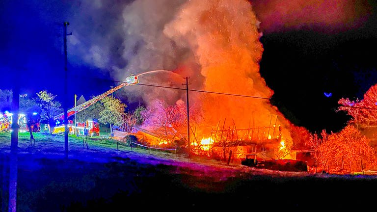 Ein Schwarzwaldhof steht in Haslach in Flammen (Foto: Marco Dürr / EinsatzReport24)