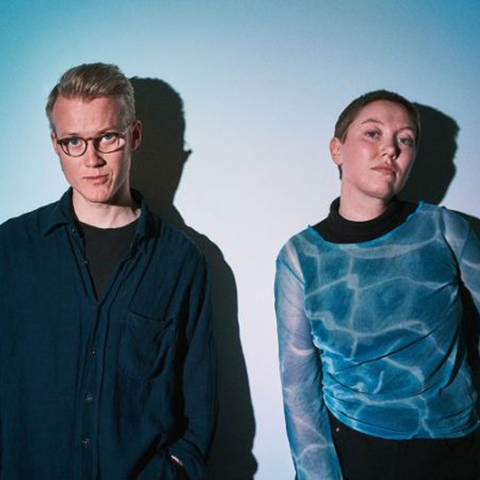Portraits Ellen Arkbro und Johan Graden vor himmelsblauem Hintergrund
